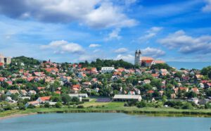 Tihany am Balaton: Entdecke die Schätze der Halbinsel mit einem Besuch der beeindruckenden Benediktinerabtei, duftenden Lavendelwiesen und spannenden Museen. Genieße köstliche ungarische Spezialitäten und entspanne am klaren Wasser des Balaton. Ein Tag voller unvergesslicher Erlebnisse erwartet dich!