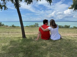 Entdecke Siófok! Ein Ort, an dem Träume wahr werden! Tauche ein in türkisblaues Wasser, relaxe an sonnigen Sandstränden und erlebe das aufregende Nachtleben – Siófok am Balaton bietet das perfekte Erlebnis für Familien und Abenteuerlustige. Verbringe unvergessliche Tage und finde völlige Entspannung in diesem ungarischen Juwel. Pack deine Sachen – dein idealer Urlaub erwartet dich!