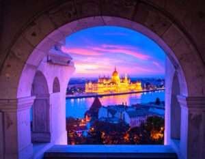 Entdecken Sie Budapest auf einem faszinierenden Tagesausflug. Von der beeindruckenden Architektur des Stephansdoms bis zum geschichtsträchtigen Heldenplatz bietet die Stadt ein unvergleichliches Erlebnis voller kultureller Höhepunkte