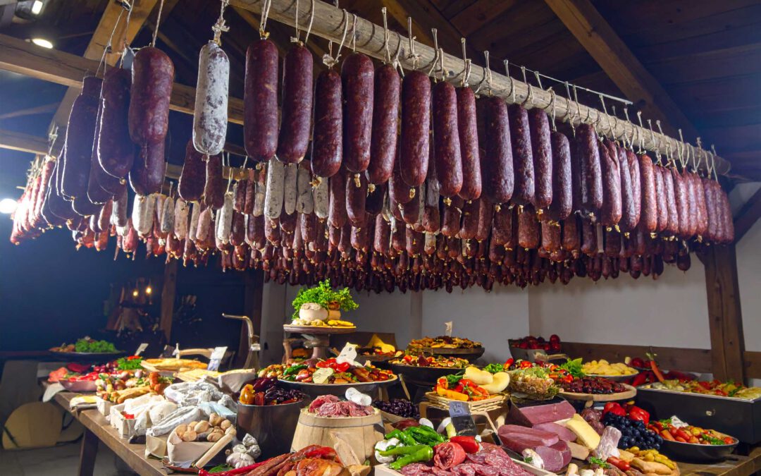 Ungarische Salami, Gewürze & Spezialitätenrezepte vereint! Entdecken Sie aromatische Highlights aus Ungarn: feinste ungarische Salami, edle Gewürze und kreative Spezialitätenrezepte. Für echte Genießer und Feinschmecker – jetzt inspirieren lassen und Rezepte mit Tradition nachkochen!