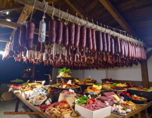 Ungarische Salami, Gewürze & Spezialitätenrezepte vereint! Entdecken Sie aromatische Highlights aus Ungarn: feinste ungarische Salami, edle Gewürze und kreative Spezialitätenrezepte. Für echte Genießer und Feinschmecker – jetzt inspirieren lassen und Rezepte mit Tradition nachkochen!