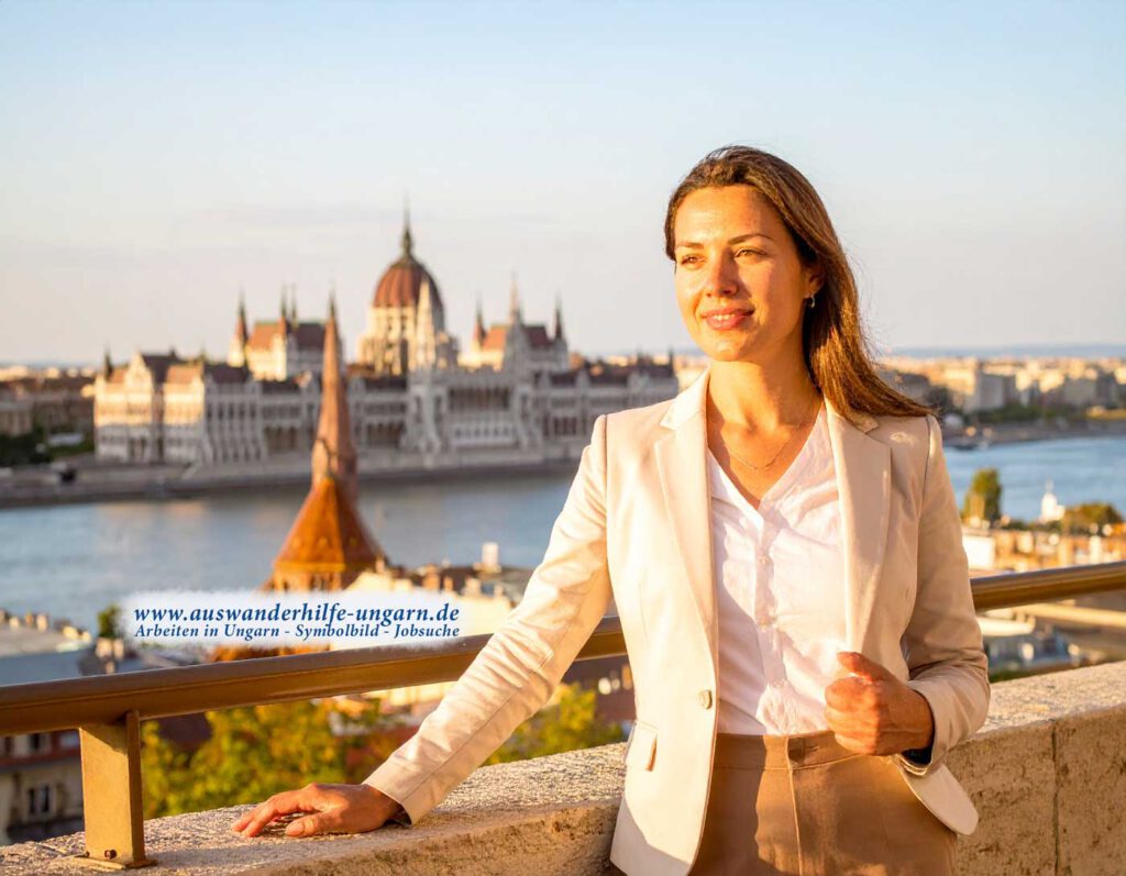 Deutsche Berufstätiger mit Blick auf die Donau in Budapest – Symbol für Arbeiten in Ungarn