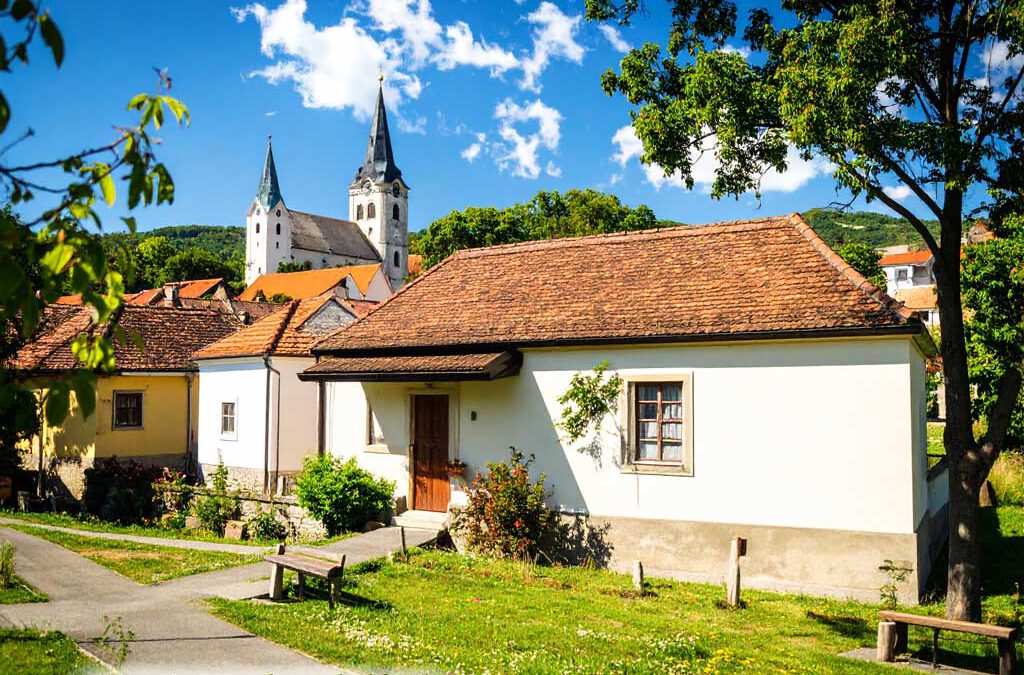 Traditionelle Dorfansicht mit Kirche, es symbolisiert in Nagykanizsa, Ungarn – einladende Kulisse für Auswanderer im Komitat Zala