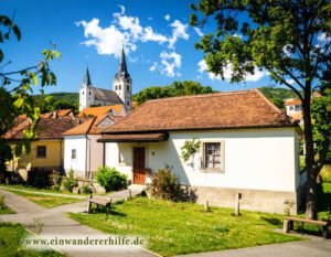 Traditionelle Dorfansicht mit Kirche, es symbolisiert in Nagykanizsa, Ungarn – einladende Kulisse für Auswanderer im Komitat Zala